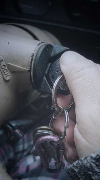 Проверка состояния нового замка перед установкой